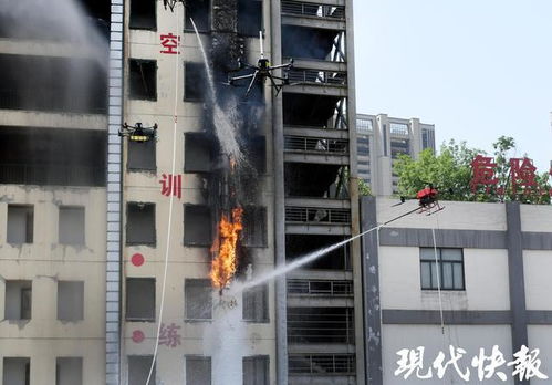江蘇消防開展無人化滅火救援演練,無人機戰(zhàn)隊 機器狗 外骨骼先進裝備 閃亮登場