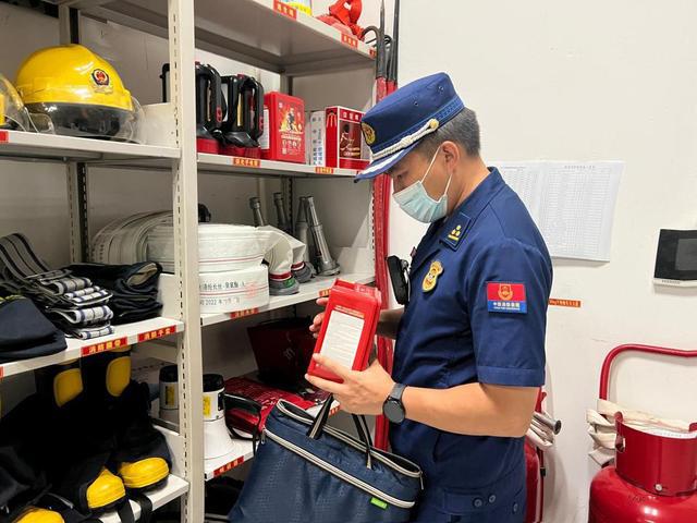 新疆克拉瑪依消防雷鋒服務(wù)執(zhí)法隊深入醫(yī)療機構(gòu)和隔離點開展線上線下安全檢查